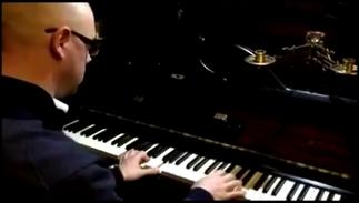 Сенатор Беляков играет "Экспонат" на фортепиано